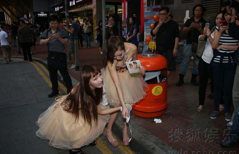 <em>女子</em>组合当街<em>脱</em>内裤<em>胸罩</em> 送现场男粉丝_南京大