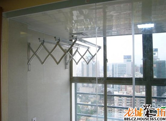 平时我们的阳台用作休闲区也用来晾晒衣服被褥,有没有觉得自己家阳台很乱,有客人来家坐客多不好意思。小编给大家整理一些阳台晾衣架效果图,希望大家有个整洁舒适的阳台。 阳台晾衣架效果图 阳台晾衣架效果图 阳台晾衣架效果图