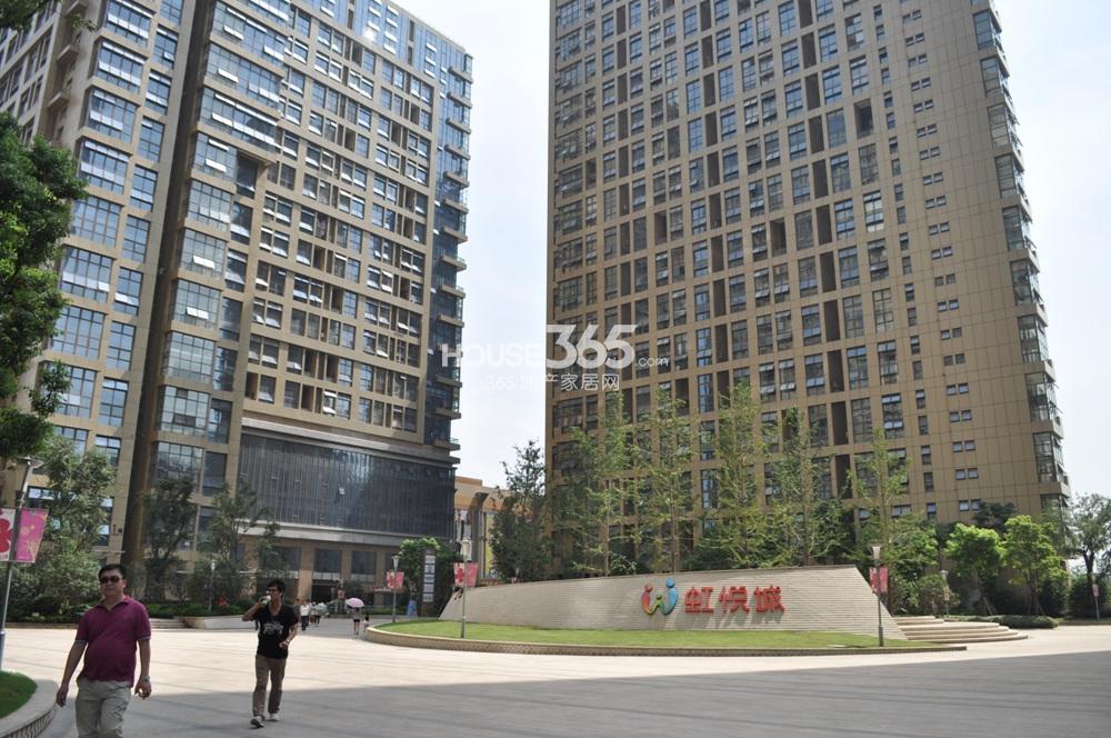 德盈国际广场在建的虹悦城主楼-南京365地产家