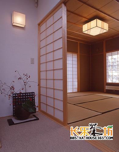 榻榻米装修效果图,清新日式装修风格,收纳又休闲二合一 榻榻米是几千年家居文化的完美结晶,中国的榻榻米起源于汉代,后被起源于日本国本土的榻榻米所吸收得以发扬光大和广泛应用。如何巧妙的融合现代家居生活里呢?
