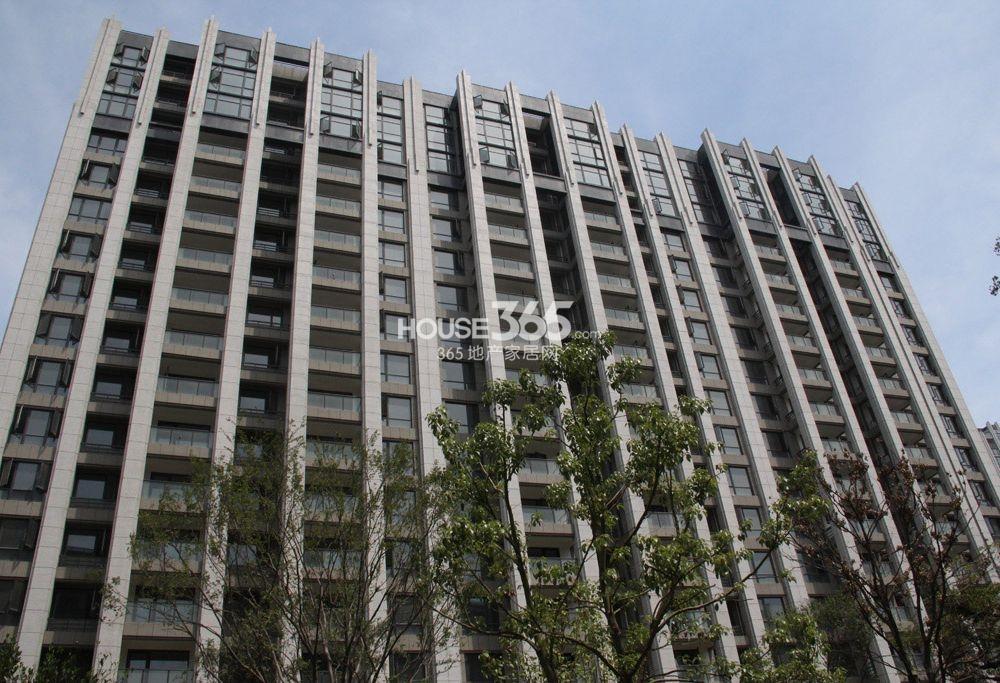 还有一些看起来比较奇怪的情况,比如假层,阁暗楼和斜面结构屋面其室内